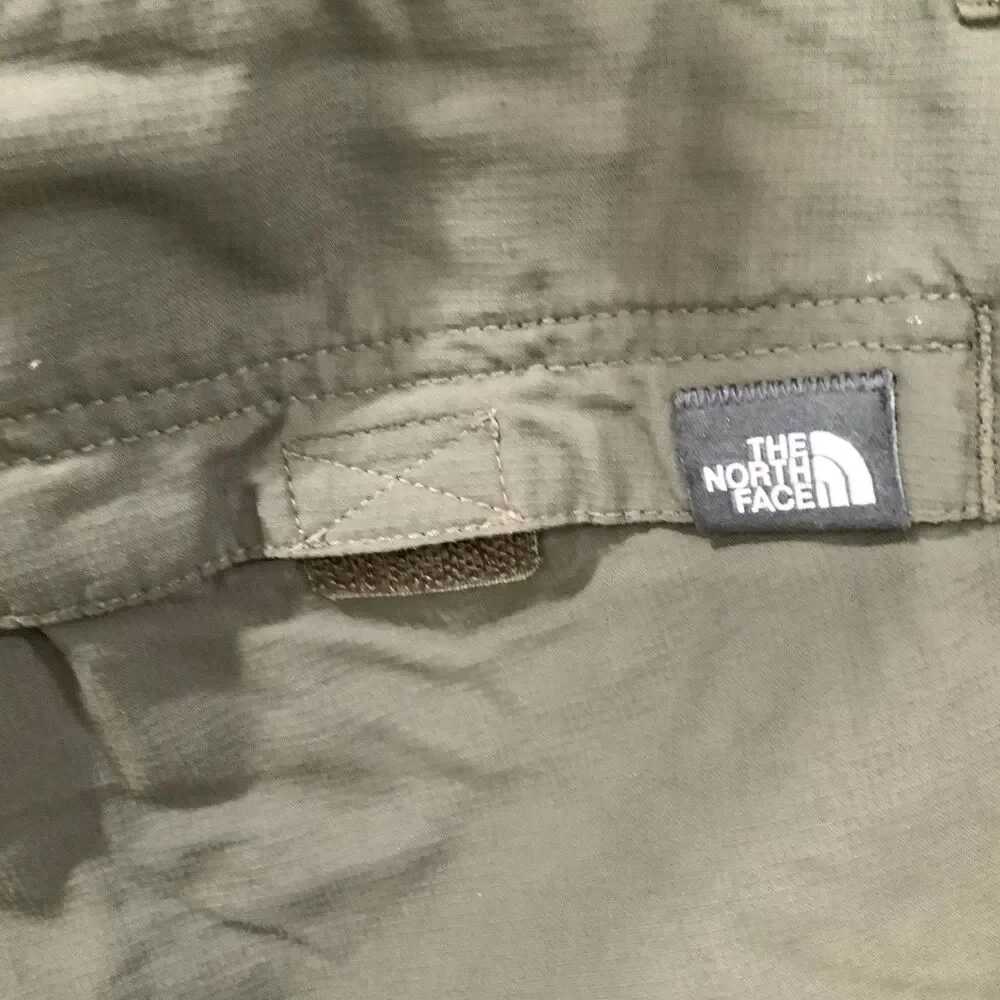 Men's The North Face Cargo/Hiking Shorts in Army Green Size 34